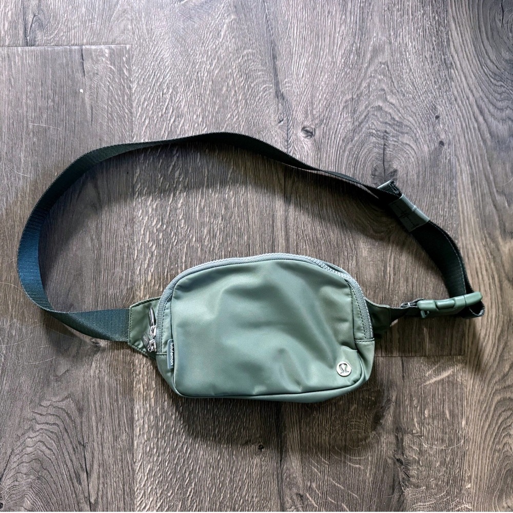 Lululemon Everywhere Belt Bag 2L Crossbody Grey Eucalyptus Green Silver NWOT